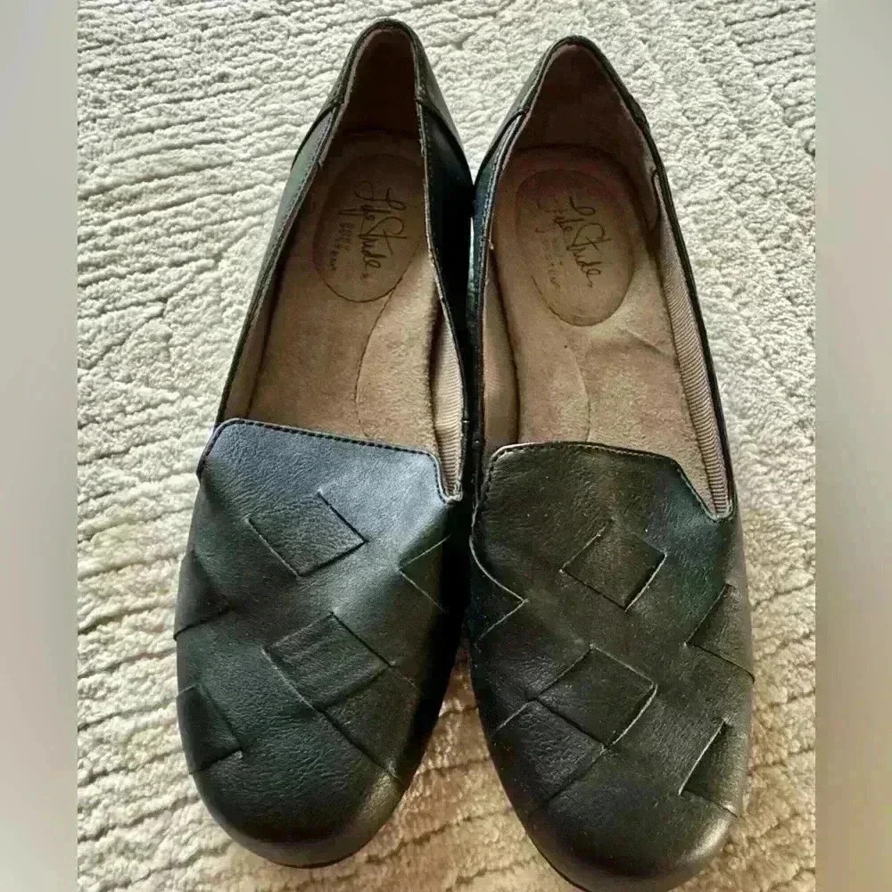 Life stride woman’s size 7 black loafers
